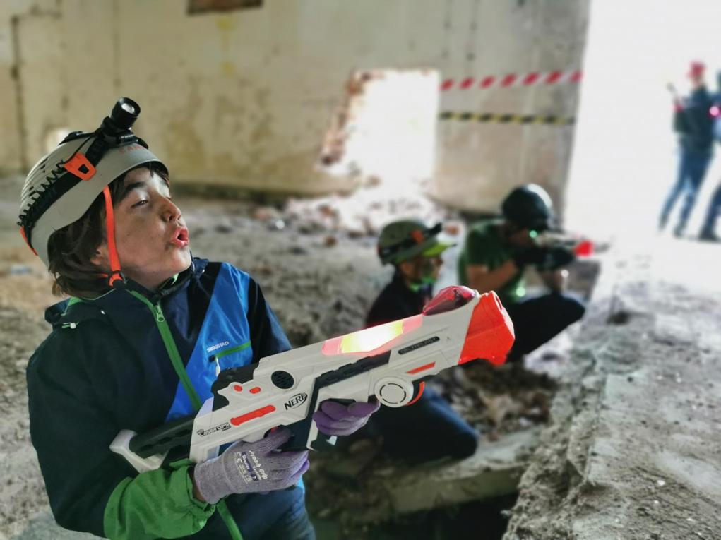 Dziecko z NERF-em