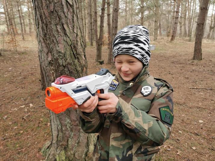 Dziecko w lesie z NERF-em